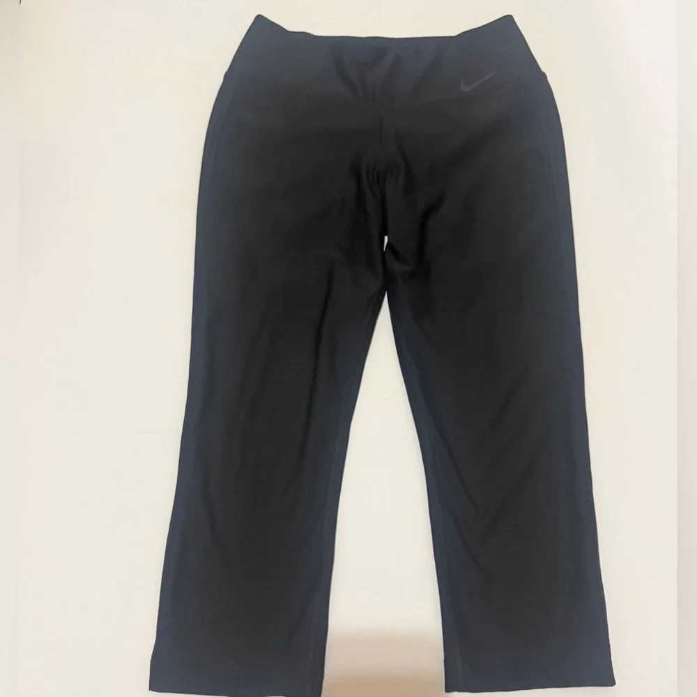 Nike Women’s Black Cropped Performance Leggings